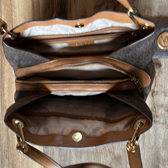 Michael Kors shoulder bag and matching wallet! - Picture 2 of 2